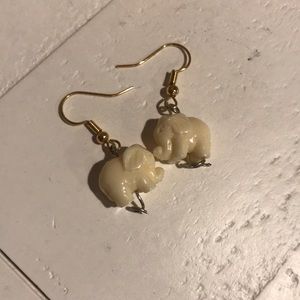 super cute homage elephant earrings!